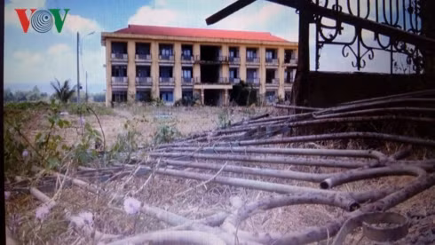 Khu nội trú dành cho học sinh miền núi bỏ hoang, chứa đầy rác thải