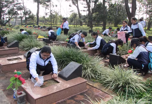 Học sinh trường THPT Lộc Phát thăm viếng và chăm sóc Nghĩa trang Liệt sĩ TP Bảo Lộcnhân ngày 27/7 và 22/12 hàng năm.
