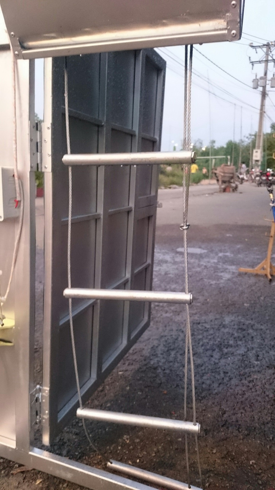 Hệ thống thang dây tự động thả xuống khi có cháy Hệ thống thang dây tự động thả xuống khi có cháy