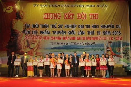 Ban tổ chức trao giải cho các đơn vị trường tham dự
