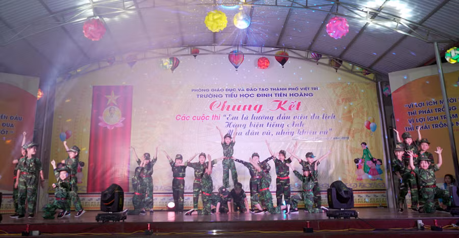 Phú Thọ: Học sinh tiểu học hào hứng hùng biện tiếng Anh, làm hướng dẫn viên du lịch