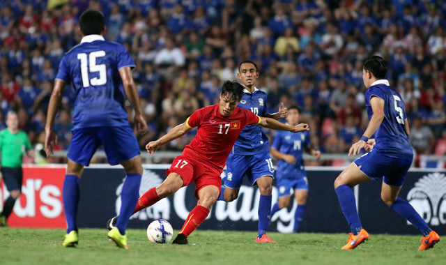 Mạc Hồng Quân trong vòng vây các cầu thủ Thái Lan mặc áo không tên ở vòng loại World Cup 2018