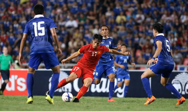 Mạc Hồng Quân trong vòng vây các cầu thủ Thái Lan mặc áo không tên ở vòng loại World Cup 2018