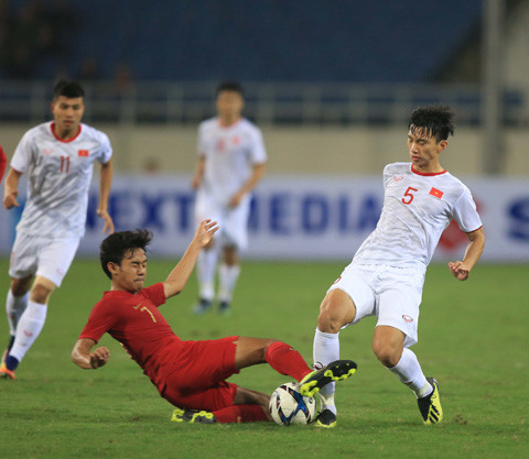 U23 Việt Nam (phải) đang tràn đầy tự tin sẽ hạ gục kình địch Thái Lan ngay trên sân nhà