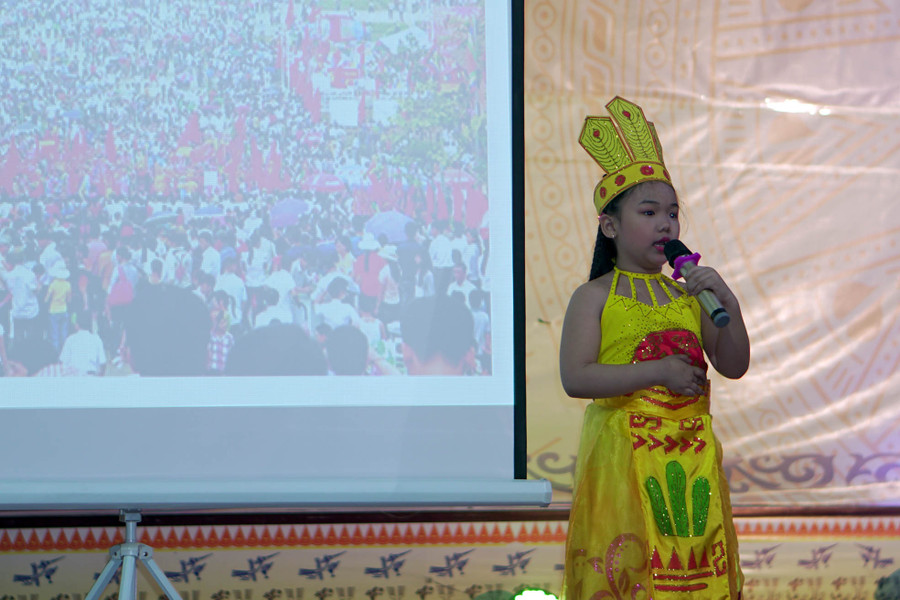 Các em học sinh giới thiệu về Khu di tích Lịch sử Đền Hùng, Đền Mẫu Âu Cơ, Vịnh Hạ Long…