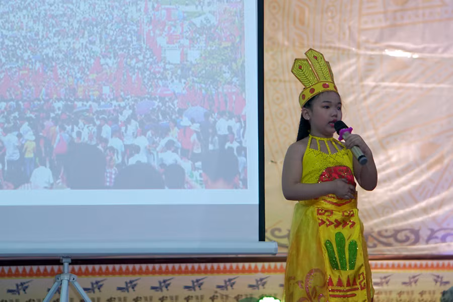 Các em học sinh giới thiệu về Khu di tích Lịch sử Đền Hùng, Đền Mẫu Âu Cơ, Vịnh Hạ Long…