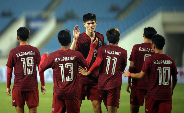 Các cầu thủ U23 Thái Lan với số áo sau lưng ăn mừng bàn thắng vào lưới U23 Brunei