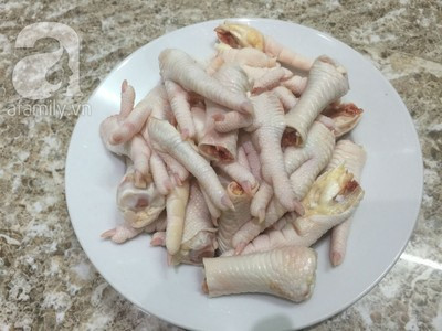 Chân gà mua về đem xát muối rồi rửa sạch với nước muối pha loãng lặp lại 2 lần. Sau đó chần chân gà với nước sôi để chân gà thật sạch. Chặt chân gà làm đôi (hoặc để nguyên tuỳ thích). Đối với những chân gà to, bạn cũng có thể chặt đôi phần bàn chân để vừa ăn hơn. Cho chân gà đã chặt vào một âu lớn. Chân gà mua về đem xát muối rồi rửa sạch với nước muối pha loãng lặp lại 2 lần. Sau đó chần chân gà với nước sôi để chân gà thật sạch. Chặt chân gà làm đôi (hoặc để nguyên tuỳ thích). Đối với những chân gà to, bạn cũng có thể chặt đôi phần bàn chân để vừa ăn hơn. Cho chân gà đã chặt vào một âu lớn.