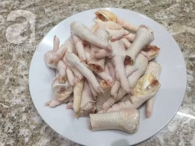 Chân gà mua về đem xát muối rồi rửa sạch với nước muối pha loãng lặp lại 2 lần. Sau đó chần chân gà với nước sôi để chân gà thật sạch. Chặt chân gà làm đôi (hoặc để nguyên tuỳ thích). Đối với những chân gà to, bạn cũng có thể chặt đôi phần bàn chân để vừa ăn hơn. Cho chân gà đã chặt vào một âu lớn.