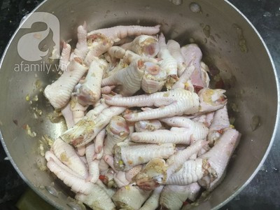 Băm nhỏ hành, tỏi, gừng, ớt. Sau đó cho vào phần chân gà đã chặt, trộn đều cùng chút gia vị và chút nước mắm. Để chân gà khoảng 20 – 30 phút cho ngấm gia vị. Băm nhỏ hành, tỏi, gừng, ớt. Sau đó cho vào phần chân gà đã chặt, trộn đều cùng chút gia vị và chút nước mắm. Để chân gà khoảng 20 – 30 phút cho ngấm gia vị.