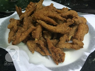 Khi chân gà chín vàng, gắp ra và để vào lớp giấy thấm dầu. Cứ lần lượt như vậy cho tới khi bạn chiên hết số chân gà đã chuẩn bị. Khi chân gà chín vàng, gắp ra và để vào lớp giấy thấm dầu. Cứ lần lượt như vậy cho tới khi bạn chiên hết số chân gà đã chuẩn bị.