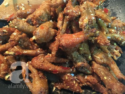 Sau đó cho phần gà đã chiên vào, xóc đều tay. Tiếp đến bạn cho hỗn hợp nước mắm tỏi, ớt đã chuẩn bị vào, tiếp tục xóc đều tay khoảng 1-2 phút cho chân gà ngấm nước mắm rồi gắp chân gà ra đĩa và thưởng thức. Sau đó cho phần gà đã chiên vào, xóc đều tay. Tiếp đến bạn cho hỗn hợp nước mắm tỏi, ớt đã chuẩn bị vào, tiếp tục xóc đều tay khoảng 1-2 phút cho chân gà ngấm nước mắm rồi gắp chân gà ra đĩa và thưởng thức.