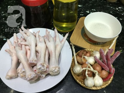 Bạn cần chuẩn bị những nguyên liệu sau cho món chân gà chiên mắm tỏi: - Chân gà: 20 cái - 1 củ tỏi, 1 củ hành, gừng, 2 quả ớt hiểm - Nước mắm ngon: 2 thìa - Gia vị, đường, dầu ăn, 1 gói bột chiên giòn. Bạn cần chuẩn bị những nguyên liệu sau cho món chân gà chiên mắm tỏi: - Chân gà: 20 cái - 1 củ tỏi, 1 củ hành, gừng, 2 quả ớt hiểm - Nước mắm ngon: 2 thìa - Gia vị, đường, dầu ăn, 1 gói bột chiên giòn.