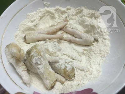 Khi chân gà đã ngấm, bạn lăn chân gà sơ qua lớp bột chiên giòn để đảm bảo khi chiên chúng không bị quá khô. Bạn lưu ý chỉ để bột chiên giòn bám một lớp mỏng vào chân gà. Khi chân gà đã ngấm, bạn lăn chân gà sơ qua lớp bột chiên giòn để đảm bảo khi chiên chúng không bị quá khô. Bạn lưu ý chỉ để bột chiên giòn bám một lớp mỏng vào chân gà.