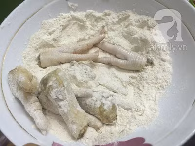 Khi chân gà đã ngấm, bạn lăn chân gà sơ qua lớp bột chiên giòn để đảm bảo khi chiên chúng không bị quá khô. Bạn lưu ý chỉ để bột chiên giòn bám một lớp mỏng vào chân gà.
