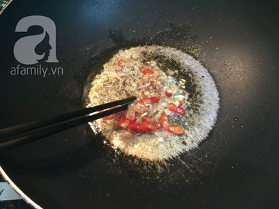 Sau khi chiên chân gà xong, bạn lược bớt phần dầu đi, cho một chút hành, tỏi băm vào phi thơm. Sau khi chiên chân gà xong, bạn lược bớt phần dầu đi, cho một chút hành, tỏi băm vào phi thơm.