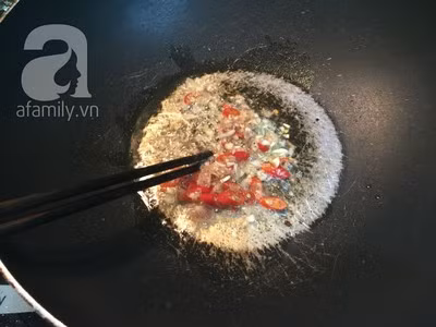 Sau khi chiên chân gà xong, bạn lược bớt phần dầu đi, cho một chút hành, tỏi băm vào phi thơm.