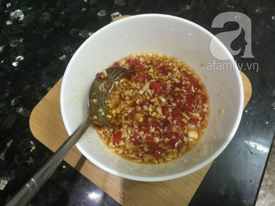 Trong khi đợi chân gà ngấm gia vị, bạn chuẩn bị một chiếc bát. Cho 2 thìa nước mắm ngon vào bát, thêm một chút gia vị, khoảng 1 thìa đường cùng với gừng, hành, tỏi đã băm nhỏ. Trộn cho hỗn hợp tan đều. Trong khi đợi chân gà ngấm gia vị, bạn chuẩn bị một chiếc bát. Cho 2 thìa nước mắm ngon vào bát, thêm một chút gia vị, khoảng 1 thìa đường cùng với gừng, hành, tỏi đã băm nhỏ. Trộn cho hỗn hợp tan đều.