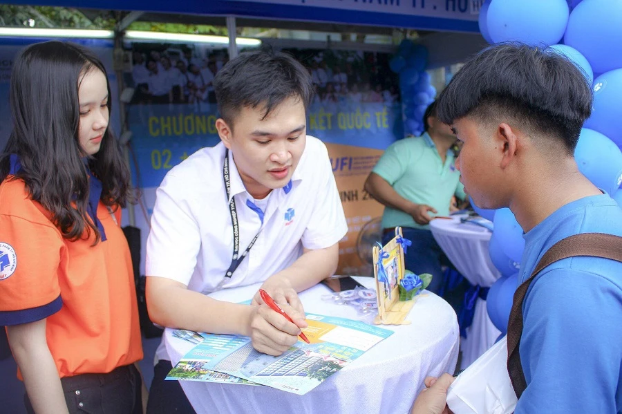 Chuyên viên tư vấn tuyển sinh HUFI đang tư vấn ngành học cho học sinh