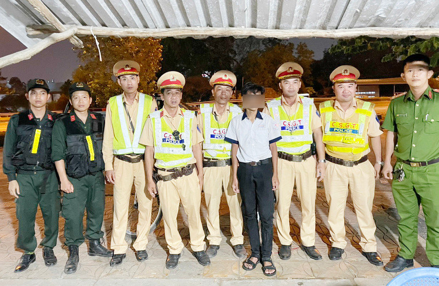 Tổ công tác chụp ảnh cùng với bé N. bị lạc đường. Tổ công tác chụp ảnh cùng với bé N. bị lạc đường.