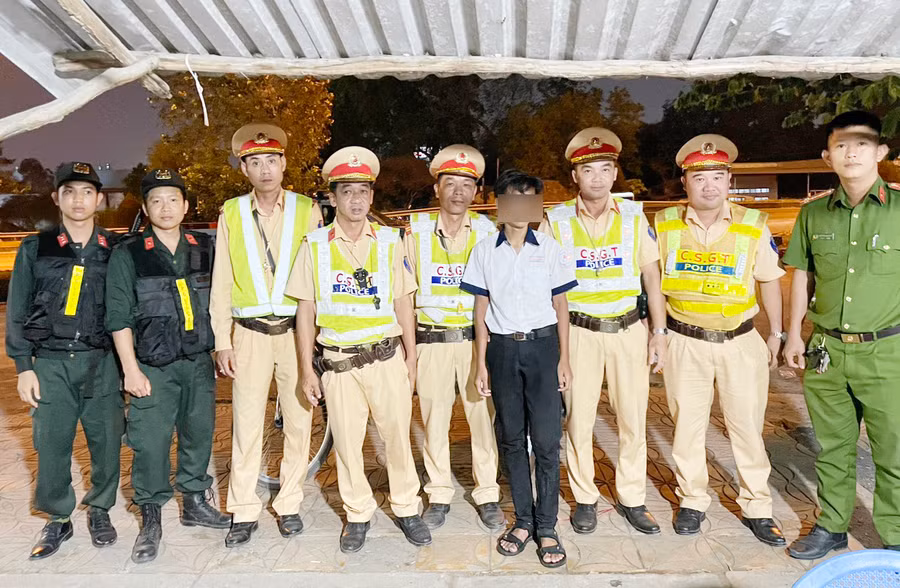 Tổ công tác chụp ảnh cùng với bé N. bị lạc đường.