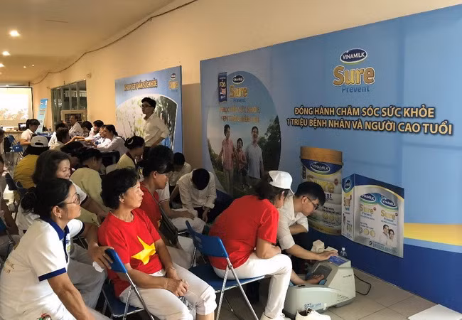 Vinamilk tổ chức kiểm tra loãng xương cho người cao tuổi tại Giải đấu Vinamilk tổ chức kiểm tra loãng xương cho người cao tuổi tại Giải đấu