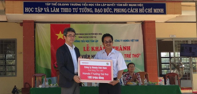 Ông Kiwamu Kayano - Phó Tổng Giám đốc Công ty Honda Việt Nam trao tặng thư viện cho các em học sinh tại Long An