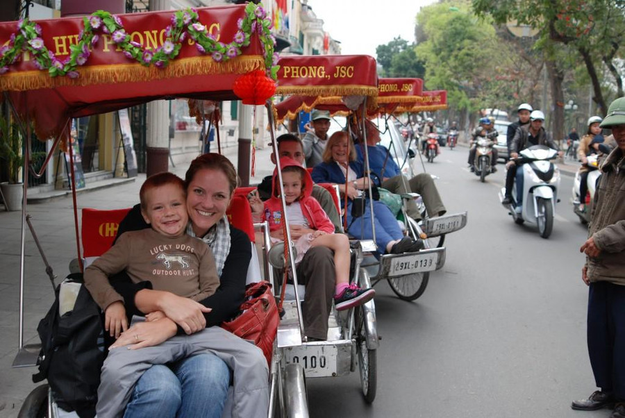 Du khách nước ngoài thích khám phá Hà Nội bằng xích lô. Du khách nước ngoài thích khám phá Hà Nội bằng xích lô.