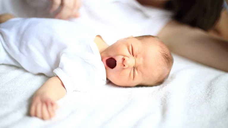 Đừng bao giờ ngủ quên trên ghế sofa hoặc ghế bành với em bé. (Ảnh: ITN)