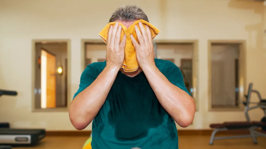 Những người đổ mồ hôi quá nhiều cũng dễ có mùi cơ thể. (Ảnh: ITN).