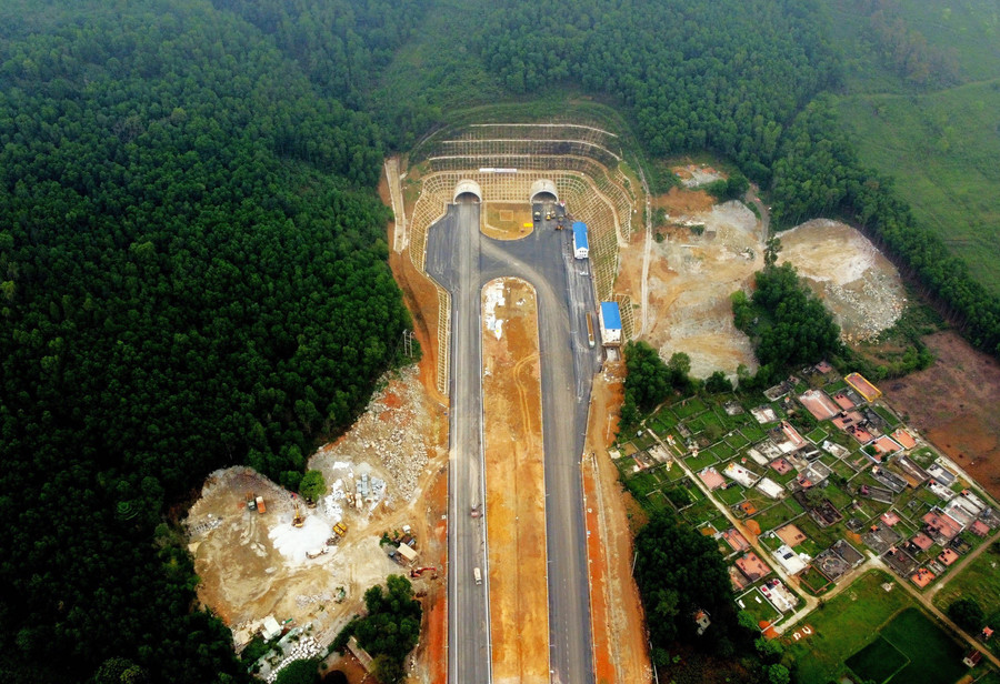 Hầm Thung Thi đi xuyên qua một quả núi, phía bên kia là TP Tam Điệp, tỉnh Ninh Bình. (Ảnh: TM).