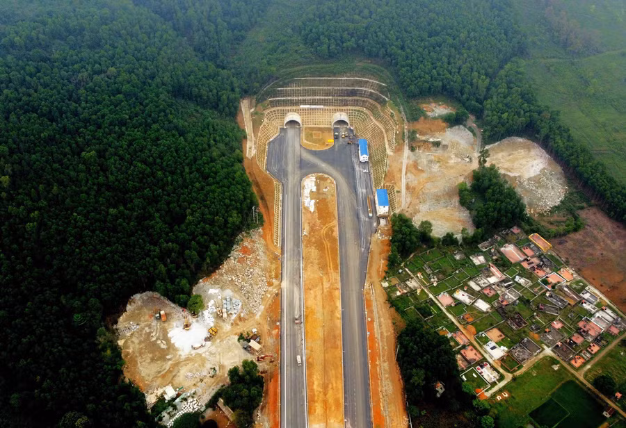 Hầm Thung Thi đi xuyên qua một quả núi, phía bên kia là TP Tam Điệp, tỉnh Ninh Bình. (Ảnh: TM).
