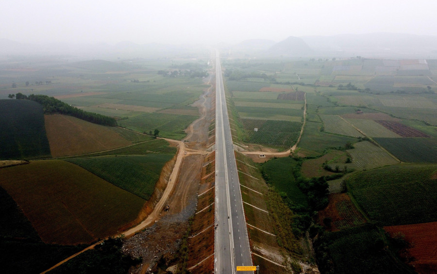 Cung đường thẳng tắp đi qua huyện Hà Trung (Thanh Hoá). (Ảnh: TM).