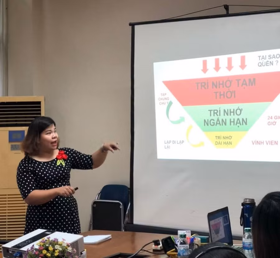 Cô giáo Bùi Vũ Ngọc Trâm trong một buổi chia sẻ chuyên đề về phương pháp dạy học với đồng nghiệp