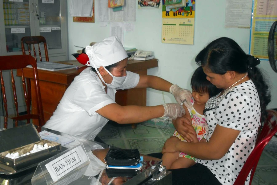 Cha mẹ tự làm bác sĩ: Hại nhiều hơn lợi