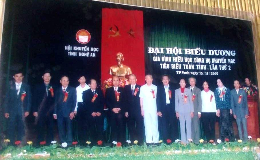 Gia đình ông Phú được biểu dương “Gia đình hiếu học, dòng họ hiếu học toàn tỉnh Nghệ An năm 2007 Gia đình ông Phú được biểu dương “Gia đình hiếu học, dòng họ hiếu học toàn tỉnh Nghệ An năm 2007