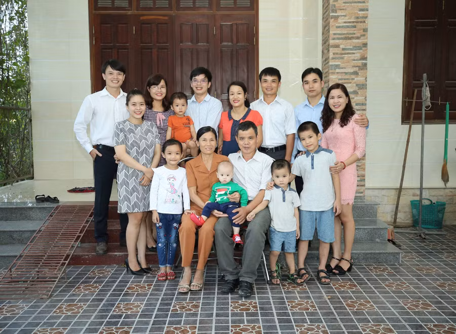 Gia đình ông Phú được làng xóm và người trong xã coi là tấm gương học tập về gia đình hiếu học, văn hóa.