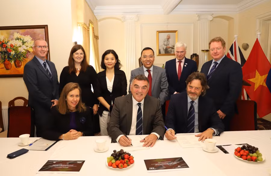 Đại sứ Nguyễn Hoàng Long và bà Trần Hương Ly - Bí thư thứ nhất phụ trách về giáo dục cùng ông Richard Leach - Đại diện Bộ thương mại Anh chứng kiến ông Sean Davey - Giám đốc quản lý của Reigate Grammar School International đại diện phía Anh ký thỏa thuận tại Đại sứ quán Việt Nam tại London.