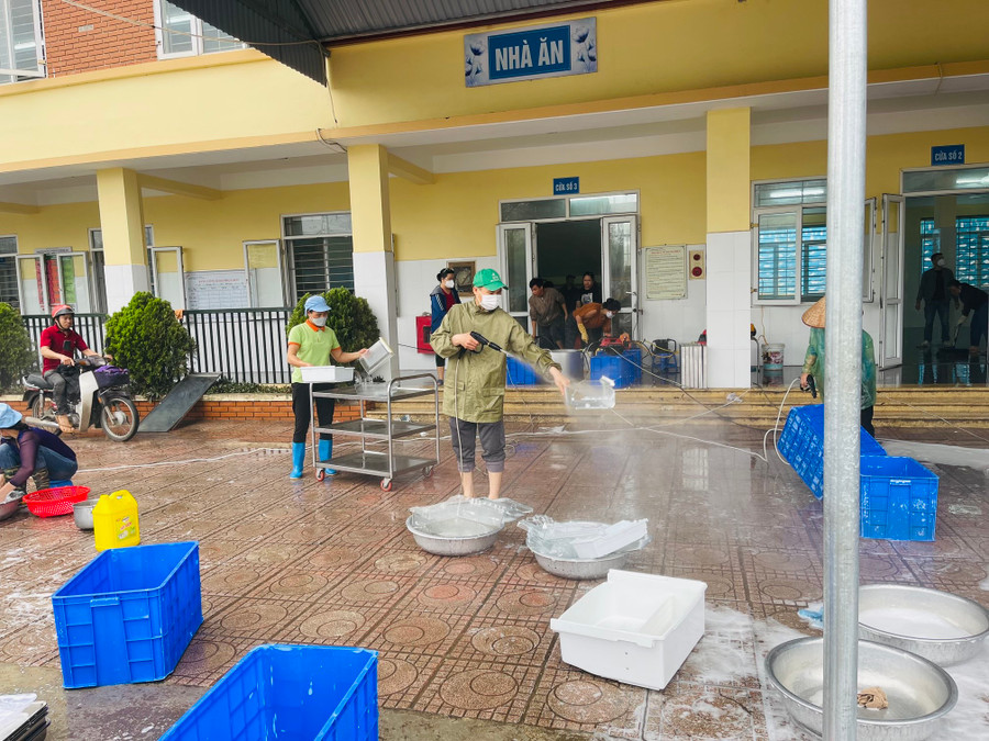 Cả phụ huynh lẫn giáo viên, nhân viên Trường Tiểu học Yên Nghĩa cùng tổng vệ sinh, khử khuẩn toàn trường để phòng chống dịch bệnh.