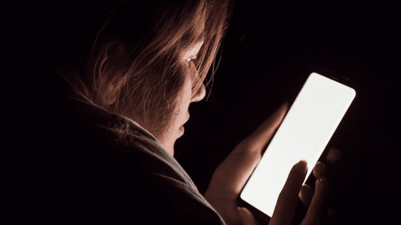 Việc đọc, xem thông tin trên thiết bị kỹ thuật số cũng có thể gây mỏi mắt. (Ảnh: ITN) Việc đọc, xem thông tin trên thiết bị kỹ thuật số cũng có thể gây mỏi mắt. (Ảnh: ITN)