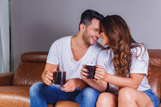 Để tránh tình huống này gây chia rẽ giữa hai người, các cặp đôi nên sắp xếp những khoảng thời gian nhỏ mà hai người đều không thể sử dụng điện thoại. (Ảnh: ITN). Để tránh tình huống này gây chia rẽ giữa hai người, các cặp đôi nên sắp xếp những khoảng thời gian nhỏ mà hai người đều không thể sử dụng điện thoại. (Ảnh: ITN).