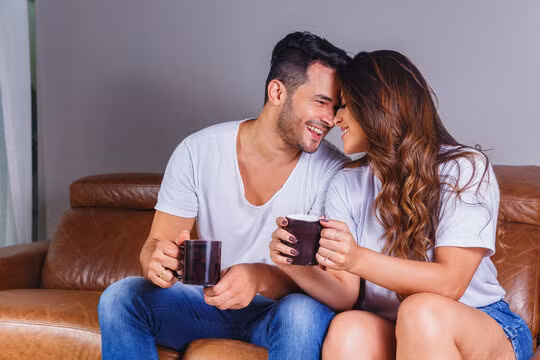 Để tránh tình huống này gây chia rẽ giữa hai người, các cặp đôi nên sắp xếp những khoảng thời gian nhỏ mà hai người đều không thể sử dụng điện thoại. (Ảnh: ITN).