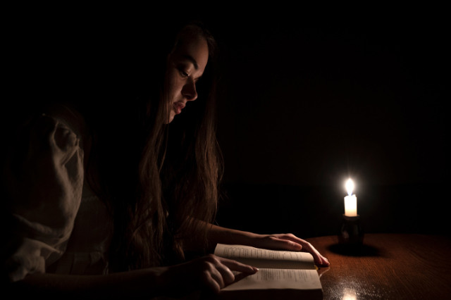 Việc đọc, viết hoặc tập trung dưới ánh đèn mờ là công việc khó khăn đối với mắt. (Ảnh: ITN) Việc đọc, viết hoặc tập trung dưới ánh đèn mờ là công việc khó khăn đối với mắt. (Ảnh: ITN)