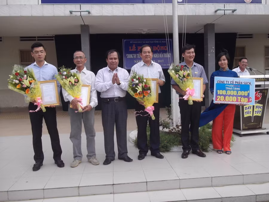 Giám đốc Sở GD- ĐT Cà Mau Nguyễn Minh Luân tặng hoa và Thư cảm ơn cho các nhà tài trợ