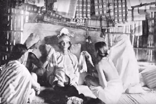 Ớn lạnh với 10 điều kì quặc người ta từng làm với thi thể người chết ảnh 8