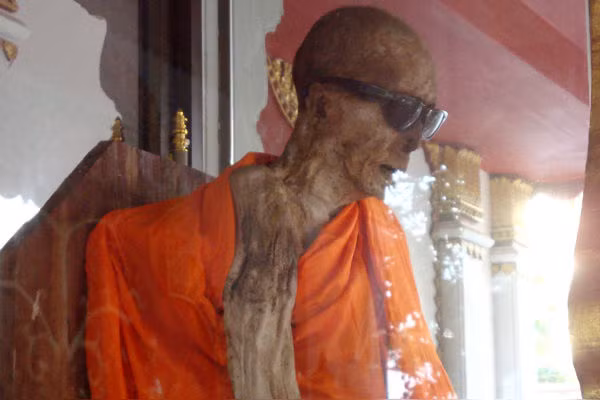 Ớn lạnh với 10 điều kì quặc người ta từng làm với thi thể người chết ảnh 10