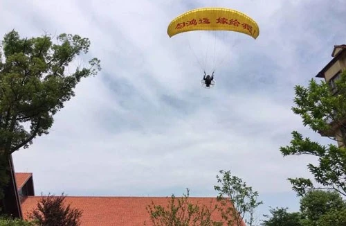 Nhảy dù cầu hôn, chàng trai bị mắc kẹt trên ngọn cây