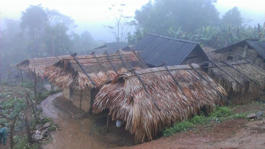 Lán tạm của các em học sinh trường PTDTBT THCS Na Ngoi, hiện trường đang xây ký túc xá và bếp ăn bán trú