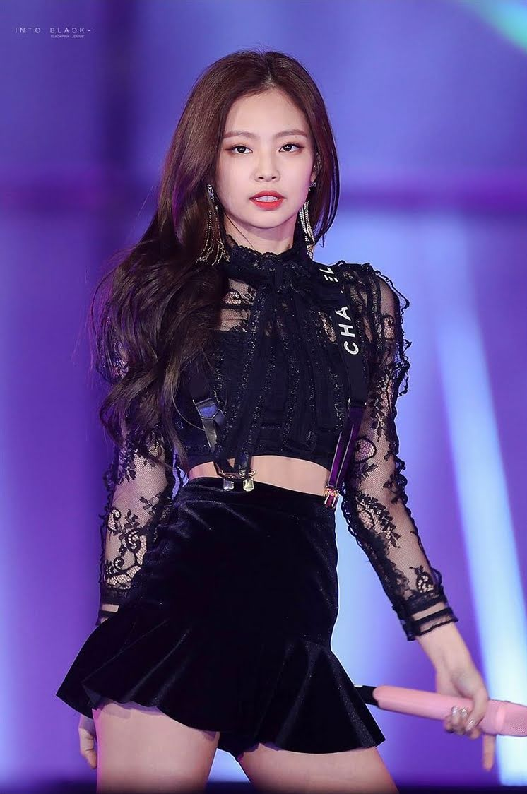 BLACKPINK Jennie trong bộ trang phục của Chanel vào năm 2017, năm cô được vinh danh là đại sứ toàn cầu cho thương hiệu xa xỉ này (Ảnh: Internet)