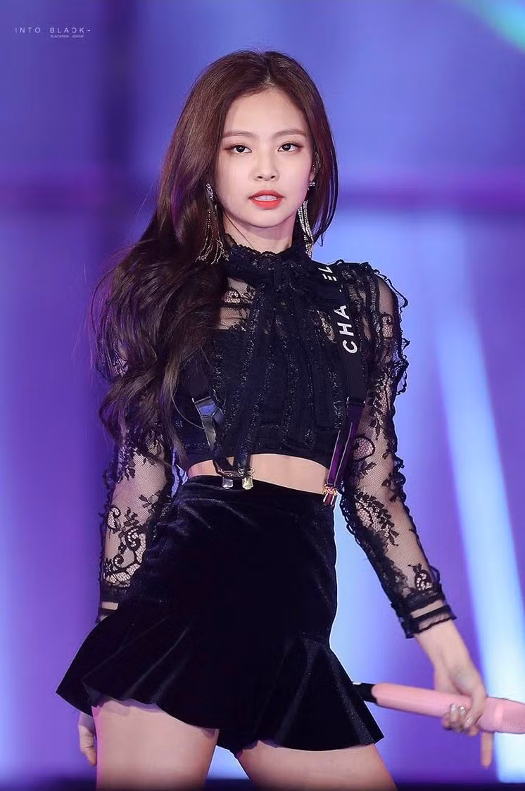 BLACKPINK Jennie trong bộ trang phục của Chanel vào năm 2017, năm cô được vinh danh là đại sứ toàn cầu cho thương hiệu xa xỉ này (Ảnh: Internet)